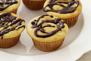 Cupcakes à la vanille arrosés de chocolat