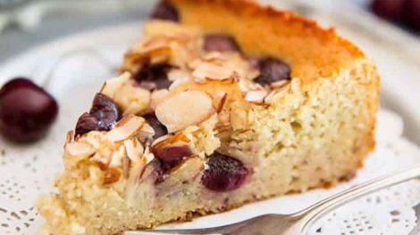 Gâteau aux amandes et cerises