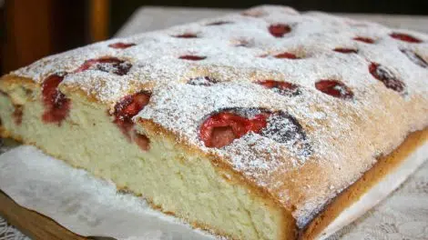 Gâteau moelleux à la vanille et fraises