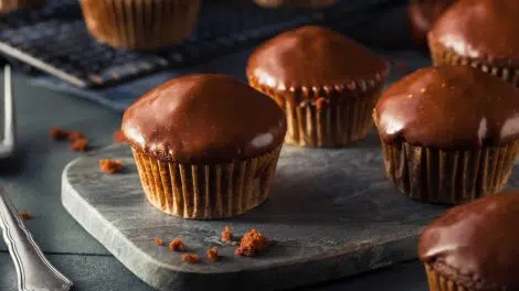 Cupcakes au chocolat noir avec glaçage