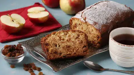 Gâteau aux pommes et raisins secs