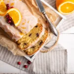 Gâteau à l'orange avec canneberges et glaçage au sucre