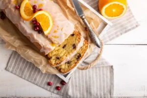 Gâteau à l'orange avec canneberges et glaçage au sucre