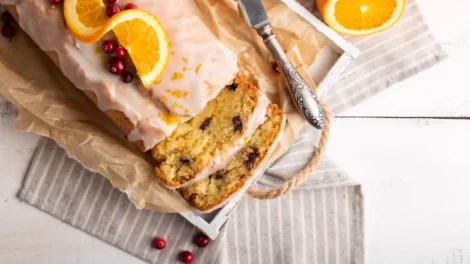 Gâteau à l'orange avec canneberges et glaçage au sucre