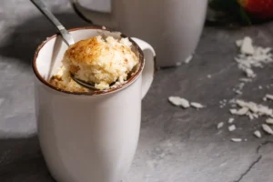 Mug cakes au chocolat blanc et à la vanille